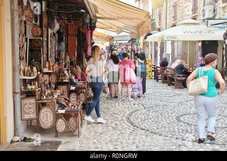 Mostar, Bosnia Erzegovina - 15 Settembre 2018: strada di ciottoli nel centro della Città Vecchia. È possibile vedere l'architettura tipica della regione. Foto Stock