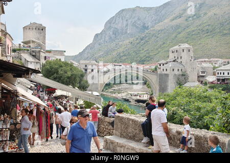 Mostar, Bosnia Erzegovina - 15 Settembre 2018: strada di ciottoli nel centro della Città Vecchia. È possibile vedere l'architettura tipica della regione. Foto Stock