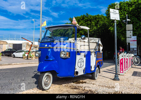 Noto, Italia - 21 Settembre 2018: straordinario veicolo per visite guidate della città. Noto, Sicilia, Italia. Foto Stock