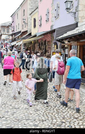 Mostar, Bosnia Erzegovina - 15 Settembre 2018: strada di ciottoli nel centro della Città Vecchia. È possibile vedere l'architettura tipica della regione, Foto Stock