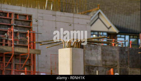 PONTYPRIDD, GALLES - Ottobre 2018: vista ravvicinata degli acciai aste sporgenti da pilastri in cemento armato su un cantiere in Pontypridd town c Foto Stock