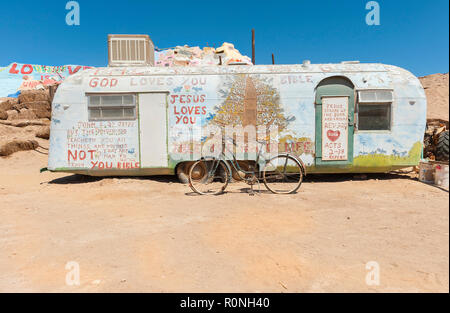Leonard Knight della salvezza di Camp Montagna, roulotte Airstream e bicicletta. Vicino Niland, nel sud della California, Stati Uniti d'America. Foto Stock