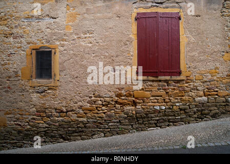 Dettaglio di una cantina porta e finestra di piccole dimensioni lungo una strada nel pittoresco villaggio di Beaujolais di Oingt, Francia Foto Stock