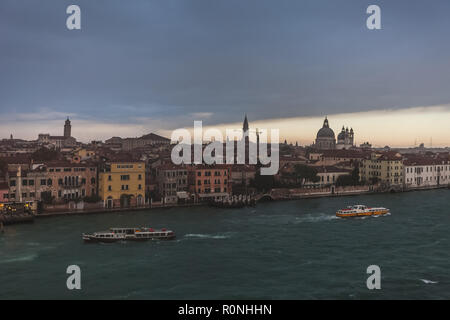 Panorama dell'antenna del Canal Grande e a Venezia in una piovosa mattinata, Italia Foto Stock