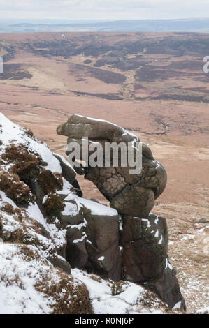 Macina affioramento di grana sul bordo settentrionale di Kinder Scout, Peak District, REGNO UNITO Foto Stock