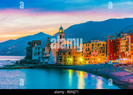 La località turistica di Camogli sulla Riviera Italiana nella Città Metropolitana di Genova, liguria, Italy Foto Stock