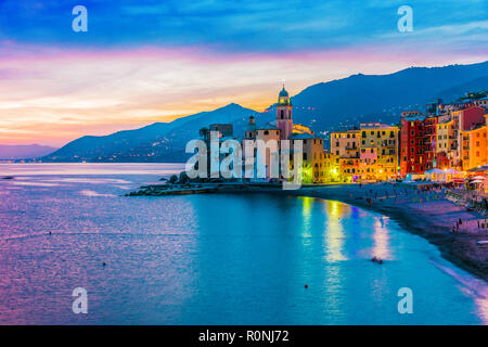 La località turistica di Camogli sulla Riviera Italiana nella Città Metropolitana di Genova, liguria, Italy Foto Stock