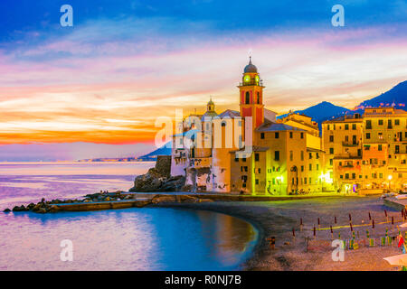 La località turistica di Camogli sulla Riviera Italiana nella Città Metropolitana di Genova, liguria, Italy Foto Stock