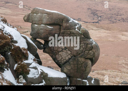 Macina affioramento di grana sul bordo settentrionale di Kinder Scout, Peak District, REGNO UNITO Foto Stock