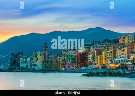 La località turistica di Camogli sulla Riviera Italiana nella Città Metropolitana di Genova, liguria, Italy Foto Stock