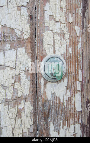 Corroso Vecchia serratura e chiave in una porta di legno con sfald vernice Foto Stock