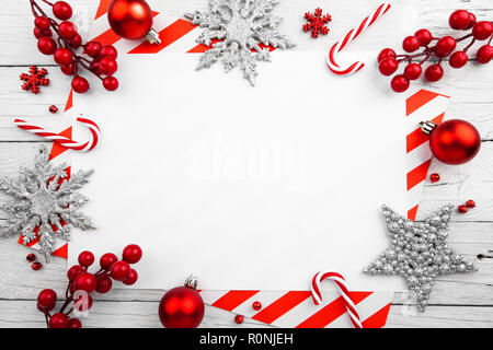 Decorazione per albero di Natale fatto di ornamento rosso su sfondo di legno Foto Stock