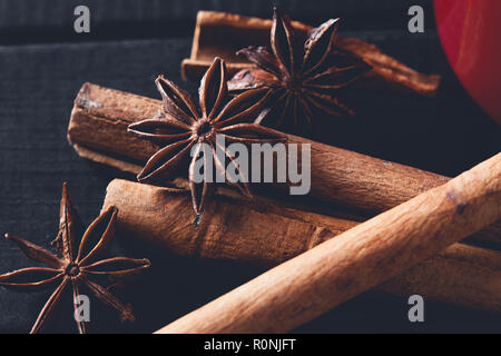 Set di spezie per vin brulé sul tavolo Foto Stock