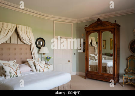 Camera da letto con armadio con specchi in Carlton Towers nello Yorkshire Foto Stock