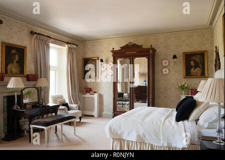 Camera da letto con armadio con specchi in Carlton Towers nello Yorkshire Foto Stock