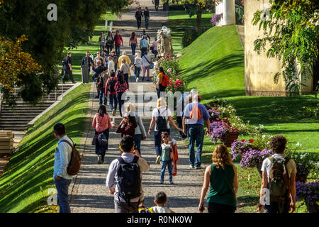 I giardini di Praga Na Valech, i giardini del castello di Praga folle di persone, i turisti di Praga camminano attraverso il parco Castello Praga persone passeggiando complesso turistico Foto Stock