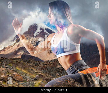 La doppia esposizione dei giovani sportivi runner donna e natura. Foto Stock