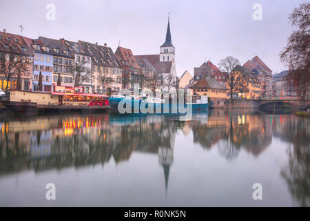 Mattina terrapieno a Strasburgo, in Alsace Foto Stock