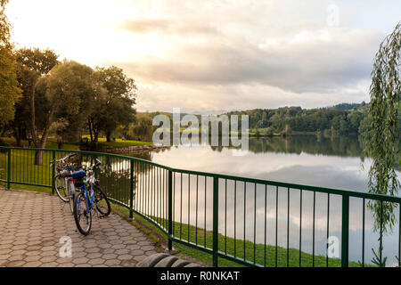 Terrazza in riva al lago con due biciclette parcheggiate Foto Stock