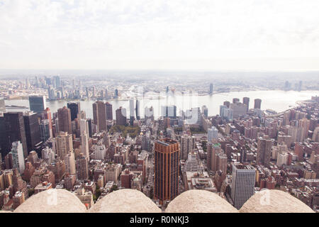 Vista verso est verso Brooklyn dall' Empire State Building 86º piano osservatorio, New York, NY, Stati Uniti d'America, USA., Foto Stock