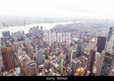 Vista verso est verso Brooklyn dall' Empire State Building 86º piano osservatorio, New York, NY, Stati Uniti d'America, USA., Foto Stock