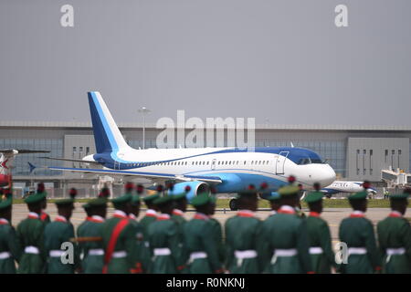 Il piano di trasporto del Principe di Galles e la duchessa di Cornovaglia arriva all'aeroporto di Abuja in Nigeria il giorno sette del loro viaggio in Africa occidentale. Foto Stock