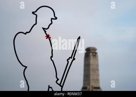 La Tommy statua scultura a Whitley Bay, vicino il Cenotafio, segna il centenario della fine della Prima Guerra Mondiale. Foto Stock