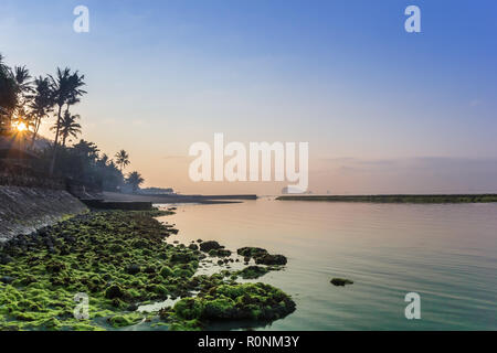 Sunrise sulla costa di Candidasa, Bali, Indonesia Foto Stock