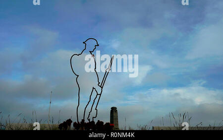 La Tommy statua scultura a Whitley Bay, vicino il Cenotafio, segna il centenario della fine della Prima Guerra Mondiale. Foto Stock