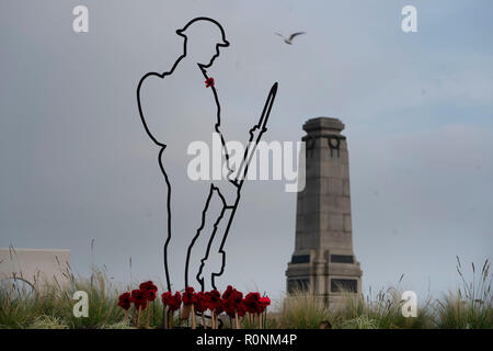 La Tommy statua scultura a Whitley Bay, vicino il Cenotafio, segna il centenario della fine della Prima Guerra Mondiale. Foto Stock