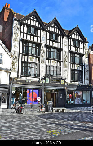 Il rivenditore di moda Jack Wills occupa un vecchio edificio ma la facciata in stile Tudor è stata aggiunta solo nei primi anni del Novecento. Kingston upon Thames, London, Regno Unito Foto Stock