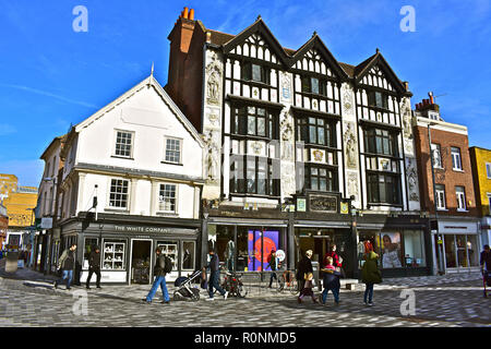 Il rivenditore Jack Wills occupa un vecchio edificio ma la facciata in stile Tudor è stata aggiunta solo nei primi anni del Novecento. Kingston upon Thames, London,Inghilterra. Foto Stock