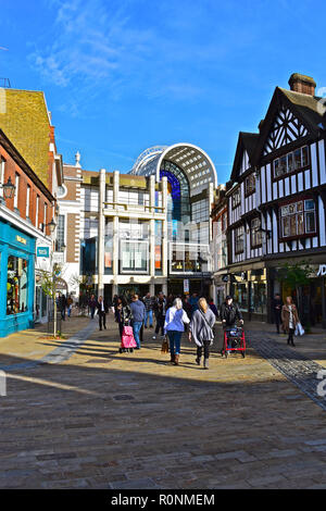 Una vista generale verso il basso Church Street a Kingston, verso il Bentall Shopping Center di Clarence Street, Kingston upon Thames, London,Inghilterra Foto Stock