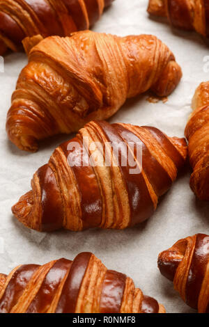 Croissant appena sfornati su pergamena Foto Stock