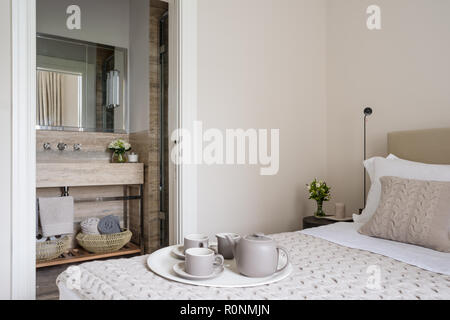 Set per il tè sul letto in camera da letto moderna Foto Stock