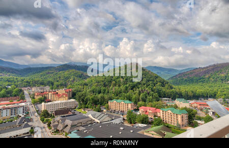 Moody nuvole e un cielo blu sopra il verde Smoky Mountains e Gatlinburg, TN come si vede da una piattaforma di osservazione in estate Foto Stock