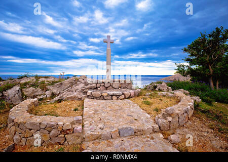 Isola di Krk croce con il mare in Stara Baska village, nel nord della regione adriatica della Croazia Foto Stock