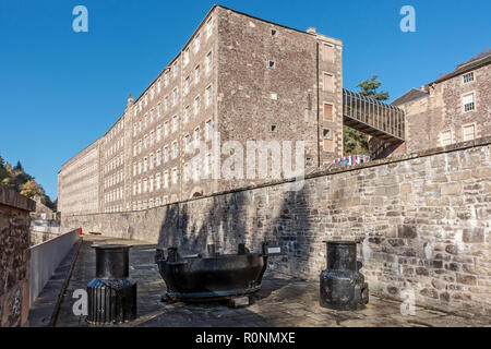 Vista dei mulini 3 & 2 & turbina di acqua residuo a New Lanark Mills Sito Patrimonio Mondiale dal fiume Clyde in Lanark Lanarkshire Regno Unito Scozia Foto Stock
