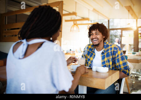 Ridendo coppia giovane in cafe, avente un grande tempo insieme Foto Stock