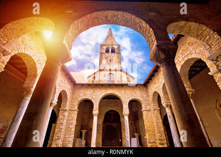 Basilica Eufrasiana di Parenzo portici e torre sun vista haze, sito patrimonio mondiale dell'UNESCO in Istria, Croazia Foto Stock