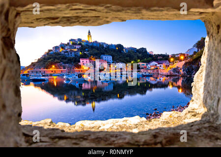 Città di Vrbnik harbour view morning glow vista attraverso la finestra di pietra, Isola di Krk, il Quarnero arcipelago, Croazia Foto Stock