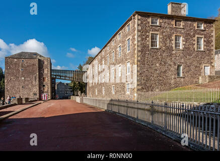 Mulino 3 (sinistra) & Istituto (destra) a New Lanark Mills Sito Patrimonio Mondiale dal fiume Clyde in Lanark Lanarkshire Regno Unito Scozia Foto Stock