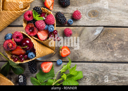 Selezione delle bacche di coni gelato - un sano concetto di dessert Foto Stock