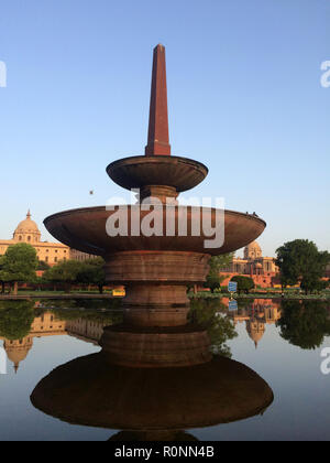 Fontana ornamentali nella parte anteriore del segretariato centrale, New Delhi, India Foto Stock