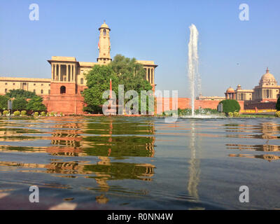Fontana ornamentali nella parte anteriore del segretariato centrale, New Delhi, India Foto Stock