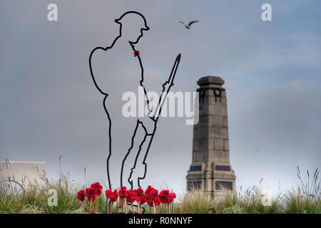 La Tommy statua scultura a Whitley Bay, vicino il Cenotafio, segna il centenario della fine della Prima Guerra Mondiale. Foto Stock