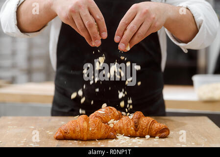 Croissant cosparso con pasta di mandorle Foto Stock