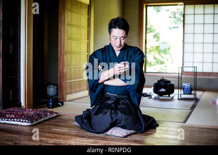 Uomo giapponese di indossare il kimono Foto stock - Alamy