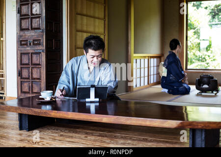 Uomo giapponese di indossare il kimono Foto stock - Alamy