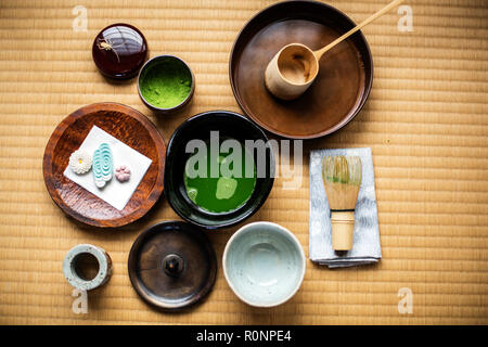 La cerimonia del tè utensili compresi ciotola di verde Matcha tè, una frusta di bambù e Wagashi dolci. Foto Stock